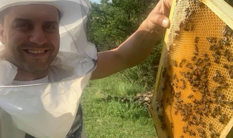 Борис Дали стана пчелар 6 https://netnews.bg/wp-content/uploads/2021/06/d0b1d0bed180d0b8d181-d0b4d0b0d0bbd0b8-d181d182d0b0d0bdd0b0-d0bfd187d0b5d0bbd0b0d180.jpg d0b1d0bed180d0b8d181 d0b4d0b0d0bbd0b8 d181d182d0b0d0bdd0b0 d0bfd187d0b5d0bbd0b0d180 https://netnews.bg/wp-content/uploads/2021/06/d0b1d0bed180d0b8d181-d0b4d0b0d0bbd0b8-d181d182d0b0d0bdd0b0-d0bfd187d0b5d0bbd0b0d180.jpg