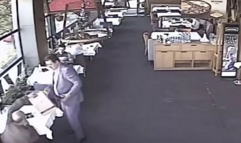 Заснеха Плавен Узунов да взема плик от бивш митничар (ВИДЕО) 5 https://netnews.bg/wp-content/uploads/2021/06/d0b7d0b0d181d0bdd0b5d185d0b0-d0bfd0bbd0b0d0b2d0b5d0bd-d183d0b7d183d0bdd0bed0b2-d0b4d0b0-d0b2d0b7d0b5d0bcd0b0-d0bfd0bbd0b8d0ba-d0bed182.jpg d0b7d0b0d181d0bdd0b5d185d0b0 d0bfd0bbd0b0d0b2d0b5d0bd d183d0b7d183d0bdd0bed0b2 d0b4d0b0 d0b2d0b7d0b5d0bcd0b0 d0bfd0bbd0b8d0ba d0bed182 https://netnews.bg/wp-content/uploads/2021/06/d0b7d0b0d181d0bdd0b5d185d0b0-d0bfd0bbd0b0d0b2d0b5d0bd-d183d0b7d183d0bdd0bed0b2-d0b4d0b0-d0b2d0b7d0b5d0bcd0b0-d0bfd0bbd0b8d0ba-d0bed182.jpg