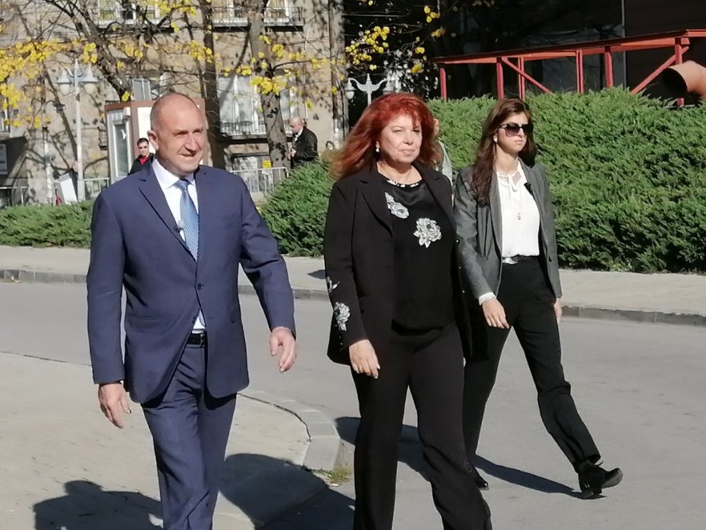 Президентът Радев в Ямбол: Тук сме, за да ви уверим, че няма да ви предадем! 2 https://netnews.bg/wp-content/uploads/2021/11/13-2.jpg 06 2 https://netnews.bg/wp-content/uploads/2021/11/13-2.jpg