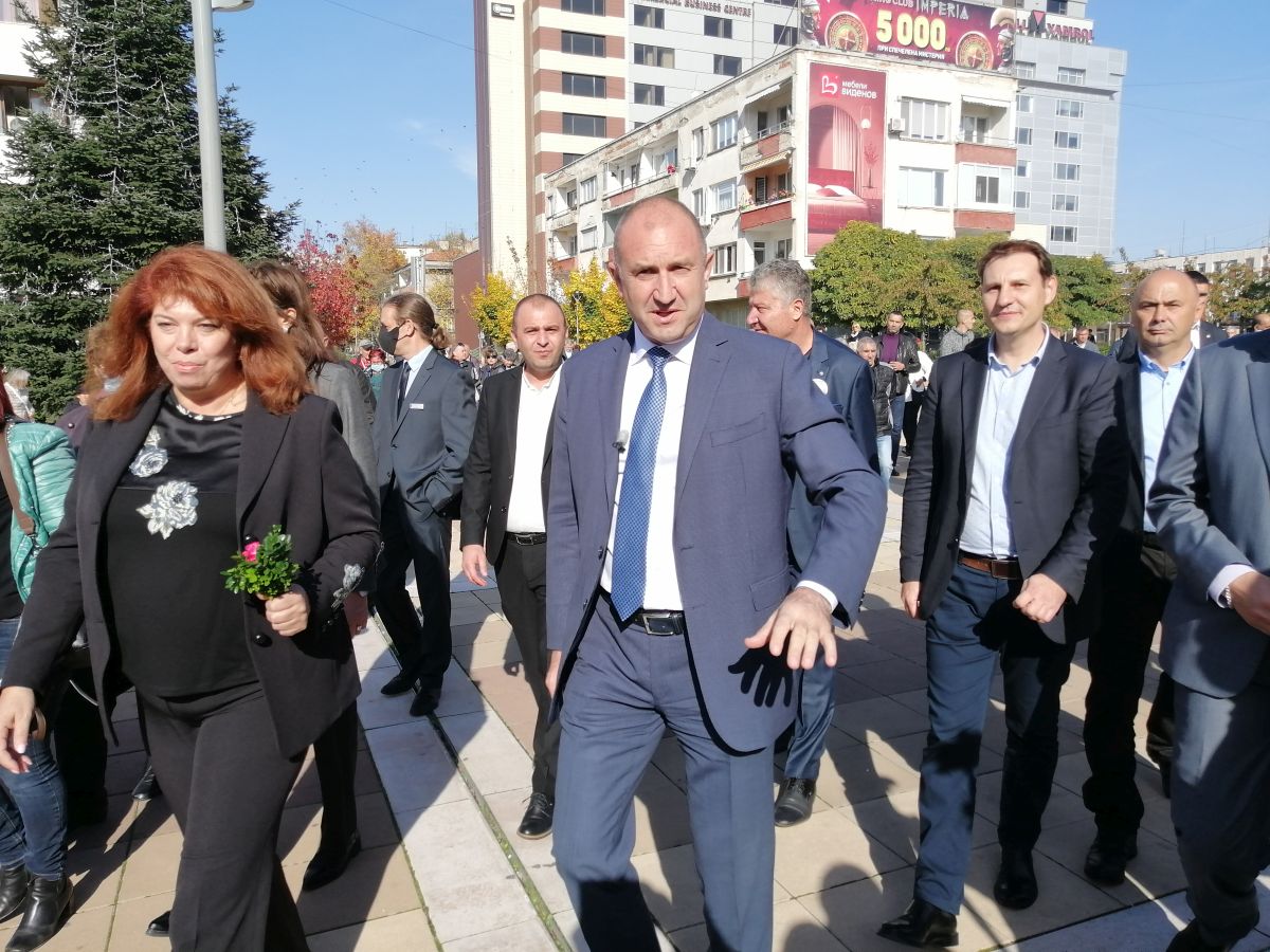 Президентът Радев в Ямбол: Тук сме, за да ви уверим, че няма да ви предадем! 1 https://netnews.bg/wp-content/uploads/2021/11/13-2.jpg Румен Радев в Ямбол