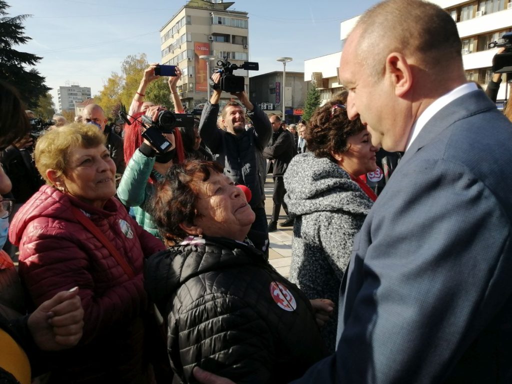 Президентът Радев в Ямбол: Тук сме, за да ви уверим, че няма да ви предадем! 4 https://netnews.bg/wp-content/uploads/2021/11/13-2.jpg 14 2 https://netnews.bg/wp-content/uploads/2021/11/13-2.jpg