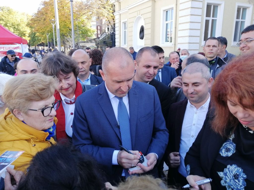 Президентът Радев в Ямбол: Тук сме, за да ви уверим, че няма да ви предадем! 3 https://netnews.bg/wp-content/uploads/2021/11/13-2.jpg 16 1 https://netnews.bg/wp-content/uploads/2021/11/13-2.jpg