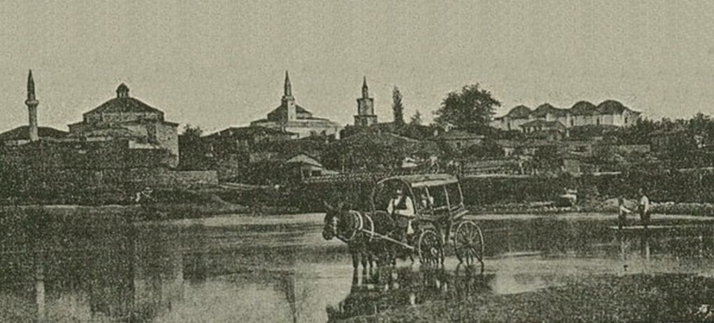 Безистен Ямбол 1896 г. панорама на града https://netnews.bg/wp-content/uploads/2021/11/Безистен-колаж.jpg