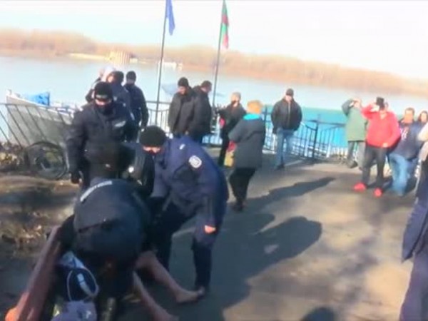 Арестуваха мъж, хвърлил се пиян за кръста в Русе 1 https://netnews.bg/wp-content/uploads/2022/01/d0b0d180d0b5d181d182d183d0b2d0b0d185d0b0-d0bcd18ad0b6-d185d0b2d18ad180d0bbd0b8d0bb-d181d0b5-d0bfd0b8d18fd0bd-d0b7d0b0-d0bad180d18ad181.jpg d0b0d180d0b5d181d182d183d0b2d0b0d185d0b0 d0bcd18ad0b6 d185d0b2d18ad180d0bbd0b8d0bb d181d0b5 d0bfd0b8d18fd0bd d0b7d0b0 d0bad180d18ad181 https://netnews.bg/wp-content/uploads/2022/01/d0b0d180d0b5d181d182d183d0b2d0b0d185d0b0-d0bcd18ad0b6-d185d0b2d18ad180d0bbd0b8d0bb-d181d0b5-d0bfd0b8d18fd0bd-d0b7d0b0-d0bad180d18ad181.jpg