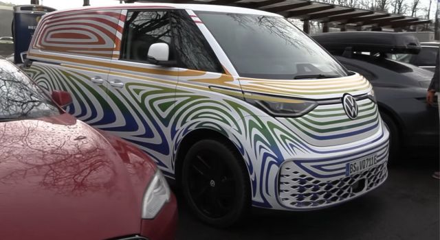 Щракнаха електрическия бус на VW докато се зарежда (ВИДЕО) | ФАКТИ.БГ Щракнаха електрическия бус на VW докато се зарежда (ВИДЕО)