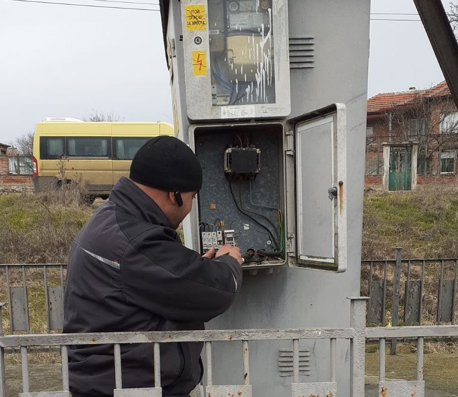 смяна часовници на улично осветление в селата на Тунджа край Ямбол