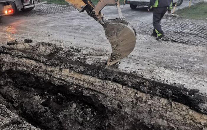 багер, разкопаващ улица