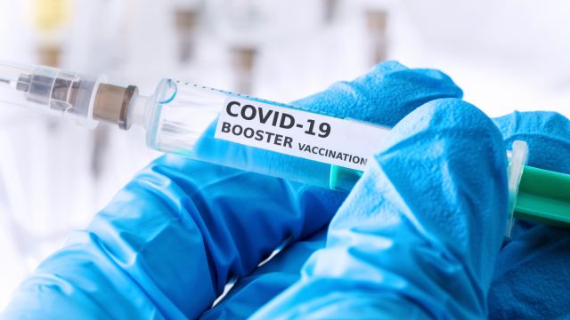 Защо се налага и безопасна ли е третата доза от ваксината срещу Ковид-19?