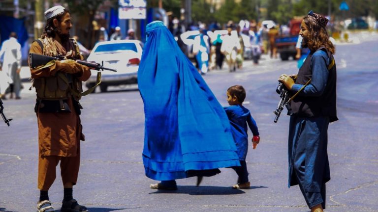 „Престъпление“. Талибаните забраниха на жените да се явяват на приемни изпити за университет