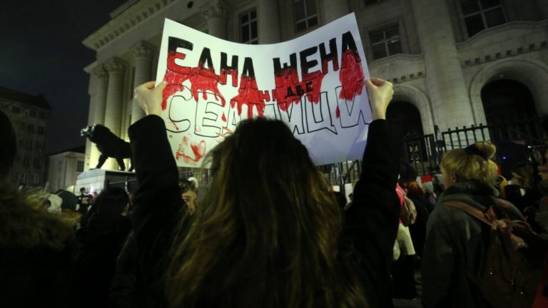 Три минути: От Русия с любов към домашното насилие. Газът поевтиня без „Газпром“