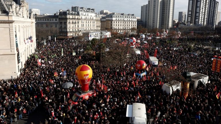 Франция стачкува за втори път срещу пенсионната реформа на Макрон