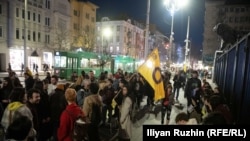 "Правен абсурд". Протест осъди решението на ВКС против юридическата смяна на пола 4 https://netnews.bg/wp-content/uploads/2023/02/d0bfd180d0b0d0b2d0b5d0bd-d0b0d0b1d181d183d180d0b4-d0bfd180d0bed182d0b5d181d182-d0bed181d18ad0b4d0b8-d180d0b5d188d0b5d0bdd0b8d0b5d182-4.jpg Един от протестиращите държи знамето на интерсекс общността. За нея е направено изключение в решението на съда.