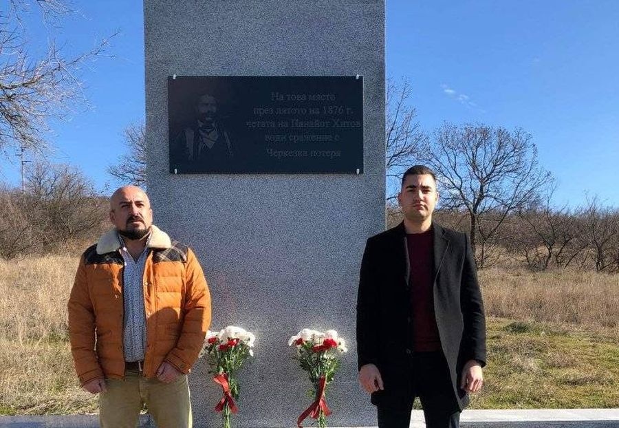 цветя пред паметника на панайот хитов край стралджа ямболско