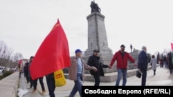 "Живата верига" пред ПСА. На снимката човек държи знаме на СССР