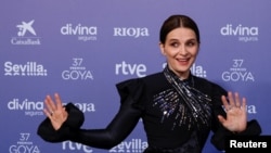 Джулиет Бинош позира на червения килим на церемонията по награждаването на наградите Гоя на Испанската филмова Академия в Севиля, Испания, 11 февруари 2023 г.