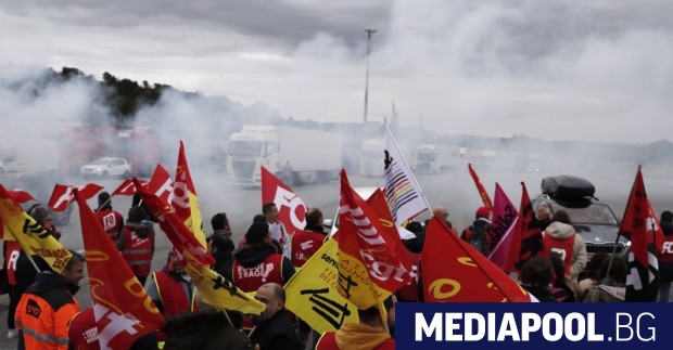 Младите французи излизат на протест срещу пенсионната реформа 5 https://netnews.bg/wp-content/uploads/2023/03/d0bcd0bbd0b0d0b4d0b8d182d0b5-d184d180d0b0d0bdd186d183d0b7d0b8-d0b8d0b7d0bbd0b8d0b7d0b0d182-d0bdd0b0-d0bfd180d0bed182d0b5d181d182-d181.jpg d0bcd0bbd0b0d0b4d0b8d182d0b5 d184d180d0b0d0bdd186d183d0b7d0b8 d0b8d0b7d0bbd0b8d0b7d0b0d182 d0bdd0b0 d0bfd180d0bed182d0b5d181d182 d181 https://netnews.bg/wp-content/uploads/2023/03/d0bcd0bbd0b0d0b4d0b8d182d0b5-d184d180d0b0d0bdd186d183d0b7d0b8-d0b8d0b7d0bbd0b8d0b7d0b0d182-d0bdd0b0-d0bfd180d0bed182d0b5d181d182-d181.jpg