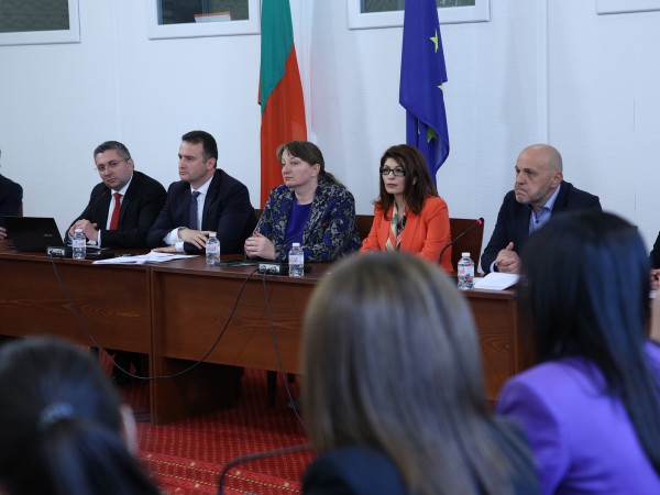 ГЕРБ-СДС започват разговори с ДПС, БСП, ИТН и „Възраждане“ 6 https://netnews.bg/wp-content/uploads/2023/05/d0b3d0b5d180d0b1-d181d0b4d181-d0b7d0b0d0bfd0bed187d0b2d0b0d182-d180d0b0d0b7d0b3d0bed0b2d0bed180d0b8-d181-d0b4d0bfd181-d0b1d181d0bf.jpg d0b3d0b5d180d0b1 d181d0b4d181 d0b7d0b0d0bfd0bed187d0b2d0b0d182 d180d0b0d0b7d0b3d0bed0b2d0bed180d0b8 d181 d0b4d0bfd181 d0b1d181d0bf https://netnews.bg/wp-content/uploads/2023/05/d0b3d0b5d180d0b1-d181d0b4d181-d0b7d0b0d0bfd0bed187d0b2d0b0d182-d180d0b0d0b7d0b3d0bed0b2d0bed180d0b8-d181-d0b4d0bfd181-d0b1d181d0bf.jpg