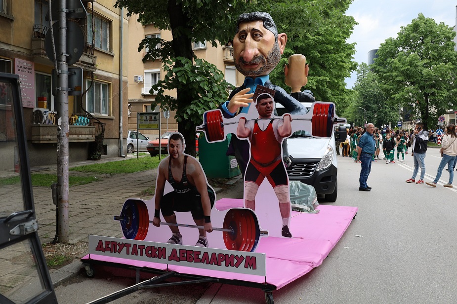 Остра политическа сатира на карнавала в Габрово (снимки) 6 https://netnews.bg/wp-content/uploads/2023/05/d0bed181d182d180d0b0-d0bfd0bed0bbd0b8d182d0b8d187d0b5d181d0bad0b0-d181d0b0d182d0b8d180d0b0-d0bdd0b0-d0bad0b0d180d0bdd0b0d0b2d0b0d0bb.jpg d0bed181d182d180d0b0 d0bfd0bed0bbd0b8d182d0b8d187d0b5d181d0bad0b0 d181d0b0d182d0b8d180d0b0 d0bdd0b0 d0bad0b0d180d0bdd0b0d0b2d0b0d0bb 4 https://netnews.bg/wp-content/uploads/2023/05/d0bed181d182d180d0b0-d0bfd0bed0bbd0b8d182d0b8d187d0b5d181d0bad0b0-d181d0b0d182d0b8d180d0b0-d0bdd0b0-d0bad0b0d180d0bdd0b0d0b2d0b0d0bb.jpg