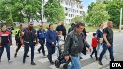 Протести срещу войната по пътищата блокираха кръстовища в цялата страна 4 https://netnews.bg/wp-content/uploads/2023/05/d0bfd180d0bed182d0b5d181d182d0b8-d181d180d0b5d189d183-d0b2d0bed0b9d0bdd0b0d182d0b0-d0bfd0be-d0bfd18ad182d0b8d189d0b0d182d0b0-d0b1d0bb-5.jpg Протестиращите във Ванра преминаха по пешеходната пътека, на която рпеди години загина 20-годишната Лора. Те спряха за минута движението, за да изразят желанието да се вземат адекватни мерки срещу нарушителите на пътя.