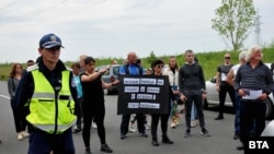 Протести срещу войната по пътищата блокираха кръстовища в цялата страна 5 https://netnews.bg/wp-content/uploads/2023/05/d0bfd180d0bed182d0b5d181d182d0b8-d181d180d0b5d189d183-d0b2d0bed0b9d0bdd0b0d182d0b0-d0bfd0be-d0bfd18ad182d0b8d189d0b0d182d0b0-d0b1d0bb-5.jpg Протестиращи блокираха пътя Бургас - Созопол и положиха цветя на местата, където са загинали техни близки.