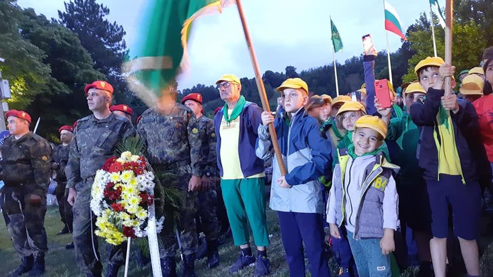 ОУ .Славейков Ямбол поход по стъпките на Ботев 2 https://netnews.bg/wp-content/uploads/2023/05/ОУ-.Славейков-Ямбол-поход-по-стъпките-на-Ботев-колаж-1.jpg