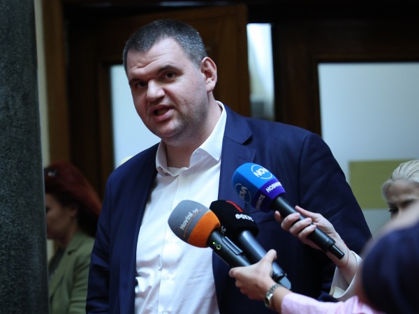 Пеевски вече е част от Комисията по конституционни въпроси 1 https://netnews.bg/wp-content/uploads/2023/06/d0bfd0b5d0b5d0b2d181d0bad0b8-d0b2d0b5d187d0b5-d0b5-d187d0b0d181d182-d0bed182-d0bad0bed0bcd0b8d181d0b8d18fd182d0b0-d0bfd0be-d0bad0bed0bd.jpg d0bfd0b5d0b5d0b2d181d0bad0b8 d0b2d0b5d187d0b5 d0b5 d187d0b0d181d182 d0bed182 d0bad0bed0bcd0b8d181d0b8d18fd182d0b0 d0bfd0be d0bad0bed0bd https://netnews.bg/wp-content/uploads/2023/06/d0bfd0b5d0b5d0b2d181d0bad0b8-d0b2d0b5d187d0b5-d0b5-d187d0b0d181d182-d0bed182-d0bad0bed0bcd0b8d181d0b8d18fd182d0b0-d0bfd0be-d0bad0bed0bd.jpg