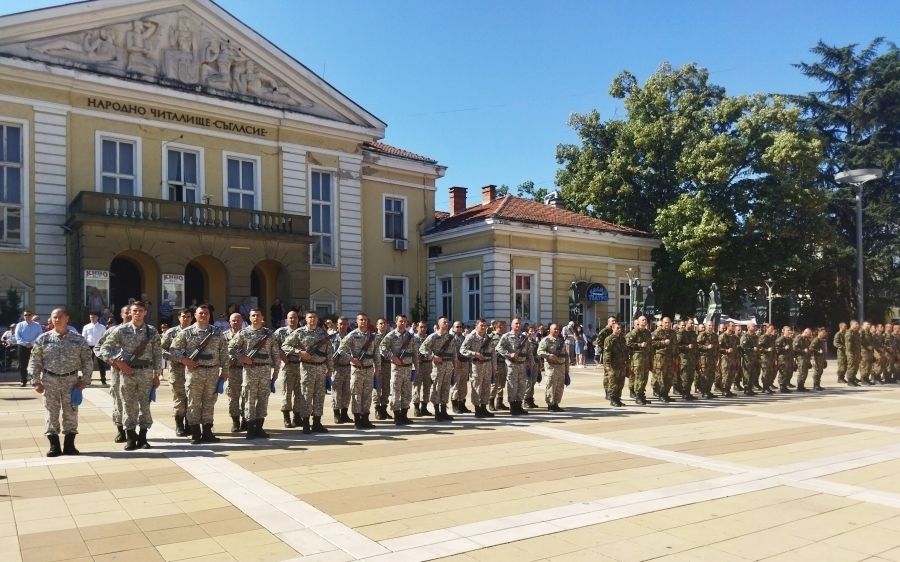 военни по време на честване на Съединението в Ямбол