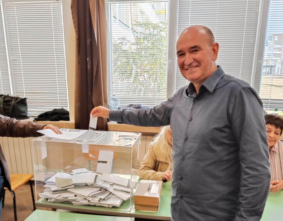 Георги Славов Ямбол гласува 1 1 https://netnews.bg/wp-content/uploads/2023/10/Георги-Славов-Ямбол-гласува-1.jpg