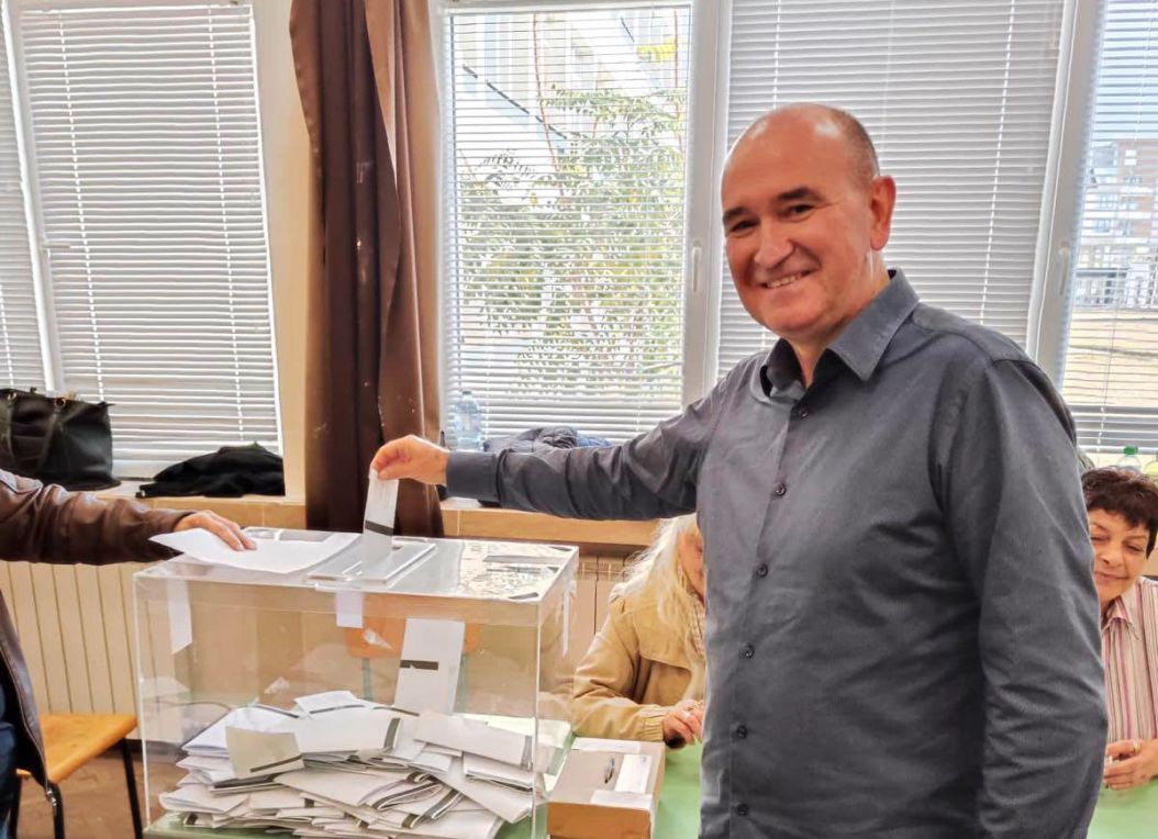 Георги Славов кандидат за кмет на Ямбол пуска бюлетина в изборна кутия