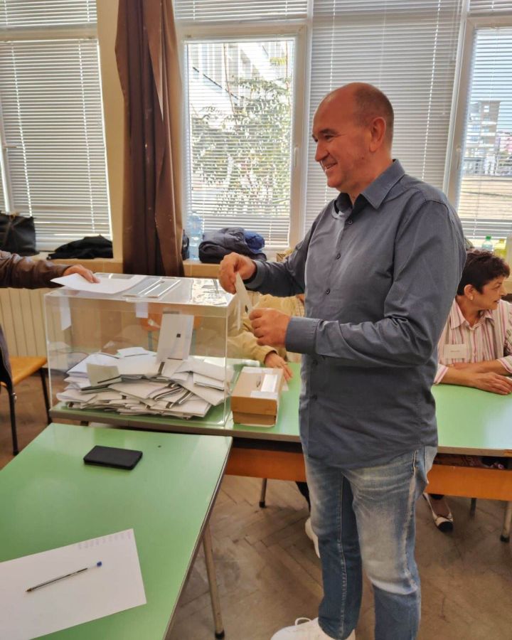 Георги Славов Ямбол гласува 2 https://netnews.bg/wp-content/uploads/2023/10/Георги-Славов-Ямбол-гласува-1.jpg