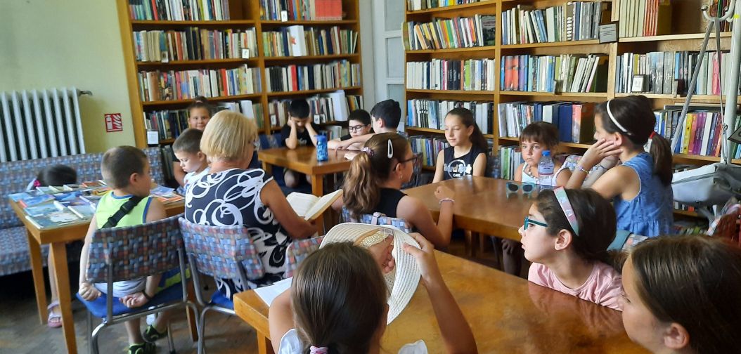 деца в детския отдел на библиотеката в Ямбол