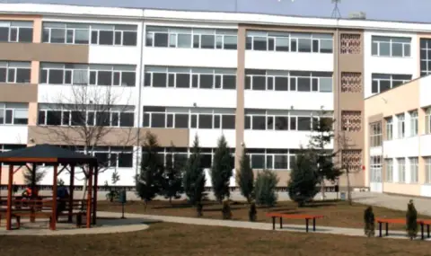 Невиждан протест на учители срещу директор: 47 преподаватели от НГДЕК хвърлиха оставки