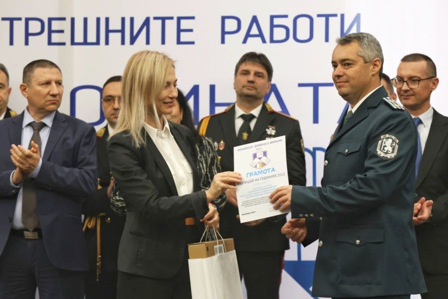 гранични полицаи Елхово наградени церемония Полицай на годината 2023 2 https://netnews.bg/wp-content/uploads/2023/12/гранични-полицаи-Елхово-наградени-церемония-Полицай-на-годината-2023-1.jpg