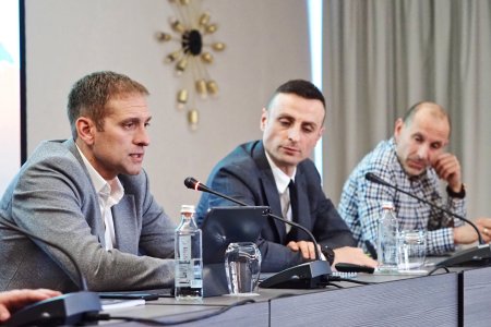 berbatov vkarva hora na gerb pp db i prezidenta v svoya ekip 2 https://netnews.bg/wp-content/uploads/2024/03/berbatov-vkarva-hora-na-gerb-pp-db-i-prezidenta-v-svoya-ekip-2.jpg
