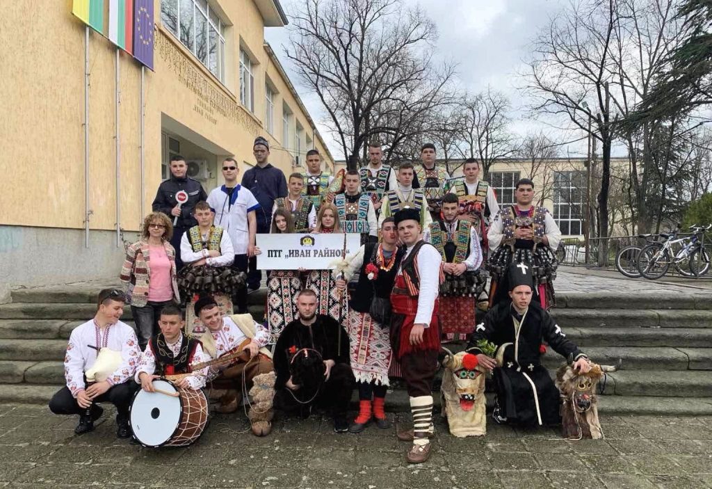 Кукерската група на ПТГ „Иван Райнов“-Ямбол постави символично началото на „Кукерландия“ 5 https://netnews.bg/wp-content/uploads/2024/03/e22763f4-1c3c-4ae1-84c6-75e5ed08fab6.jpg e22763f4 1c3c 4ae1 84c6 75e5ed08fab6 https://netnews.bg/wp-content/uploads/2024/03/e22763f4-1c3c-4ae1-84c6-75e5ed08fab6.jpg