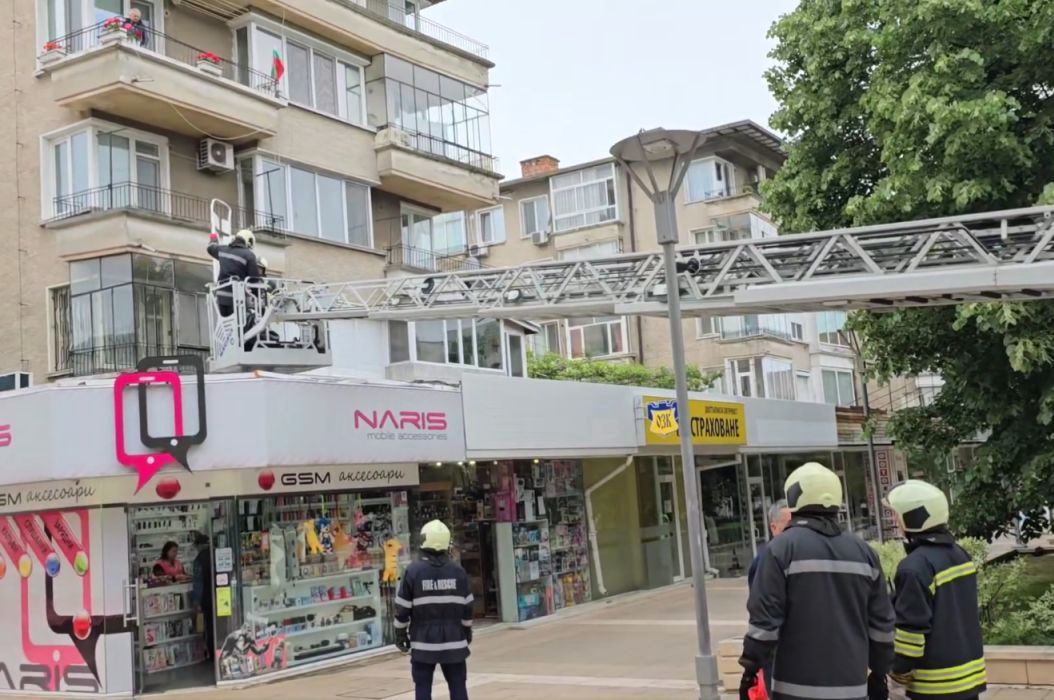 Мъж от Ямбол загина при падане от терасата на жилището си 1 https://netnews.bg/wp-content/uploads/2024/04/mazh-zagina-padane-6-etazh-czentar-yambol-2-1.jpg мъж загина при падане от тераса в центъра на Ямбол
