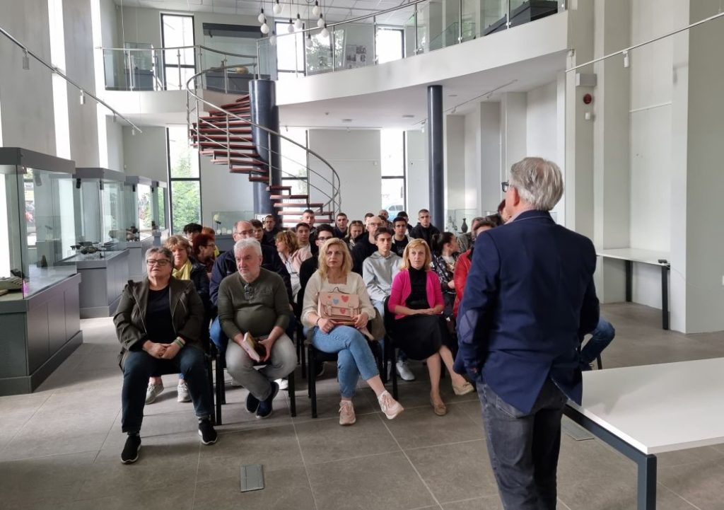 kniga bivshi hora predstavyane v yambol 4 https://netnews.bg/wp-content/uploads/2024/05/kniga-bivshi-hora-predstavyane-v-yambol-1.jpg