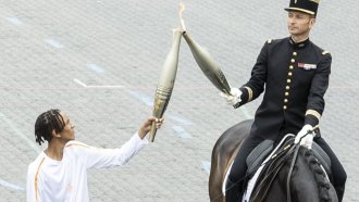 paradat po sluchaj denya na bastiliyata i sthafetata s olimpijskiya ogan se sresthnaha v parizh 2 https://netnews.bg/wp-content/uploads/2024/07/paradat-po-sluchaj-denya-na-bastiliyata-i-sthafetata-s-olimpijskiya-ogan-se-sresthnaha-v-parizh-2.jpg