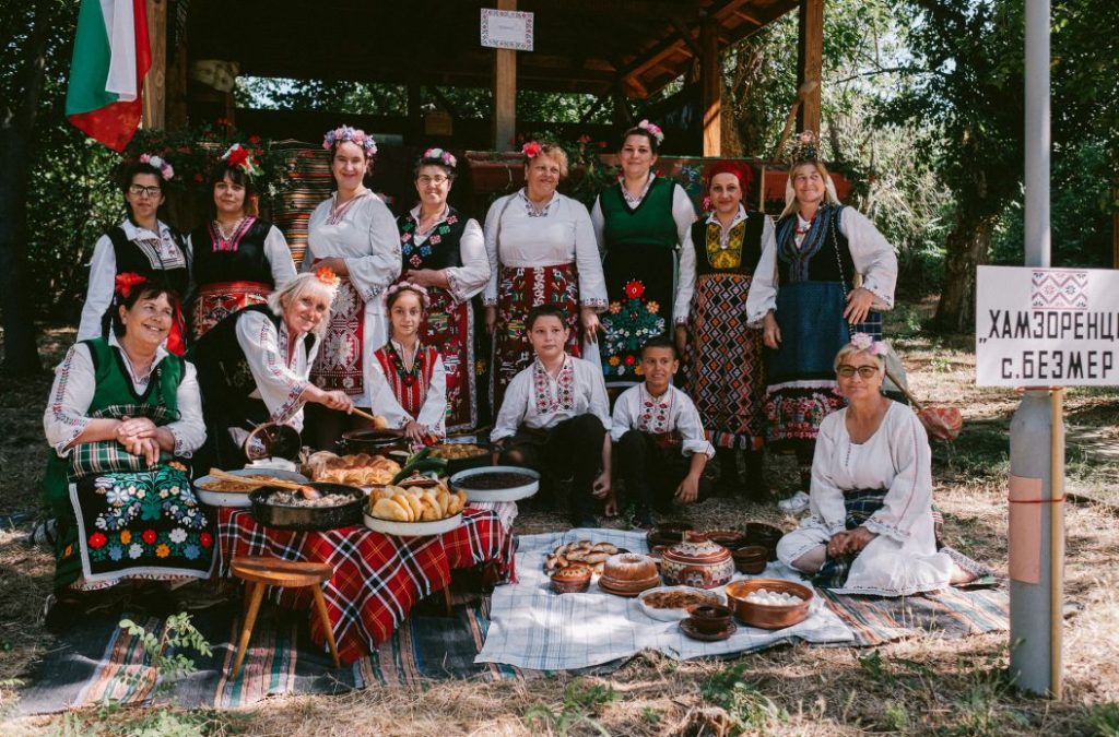 praznik nosiya i tradiczii obsthina tundzha oblast yambol 5 https://netnews.bg/wp-content/uploads/2024/07/praznik-nosiya-i-tradiczii-obsthina-tundzha-oblast-yambol-2.jpg