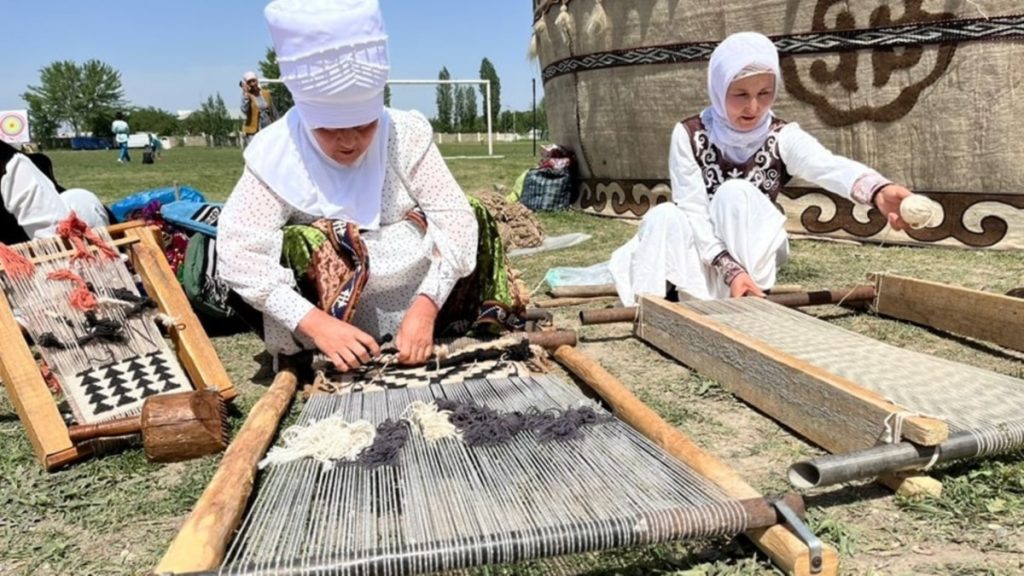 kak internet pomaga na kirgizki takachki da prodavat poveche kilimi 2 https://netnews.bg/wp-content/uploads/2024/09/kak-internet-pomaga-na-kirgizki-takachki-da-prodavat-poveche-kilimi-2.jpg