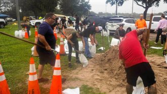 ezikovata bariera i strahat ot deportacziya sa vaprosi na zhivot i smart s priblizhavaneto na miltan kam florida 2 https://netnews.bg/wp-content/uploads/2024/10/ezikovata-bariera-i-strahat-ot-deportacziya-sa-vaprosi-na-zhivot-i-smart-s-priblizhavaneto-na-miltan-kam-florida-2.jpg