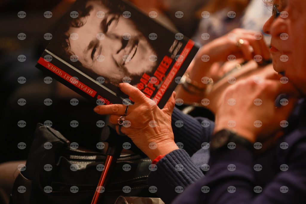 biografichnata kniga igraesthiyat chovek na aktora stefan mavrodiev v saavtorstvo s ognyan panov beshe oficzialno predstavena v mladezhkiya teatar nikolaj binev https://netnews.bg/wp-content/uploads/2024/12/biografichnata-kniga-igraesthiyat-chovek-na-aktora-stefan-mavrodiev-v-saavtorstvo-s-ognyan-panov-beshe-oficzialno-predstavena-v-mladezhkiya-teatar-nikolaj-binev-scaled.jpg