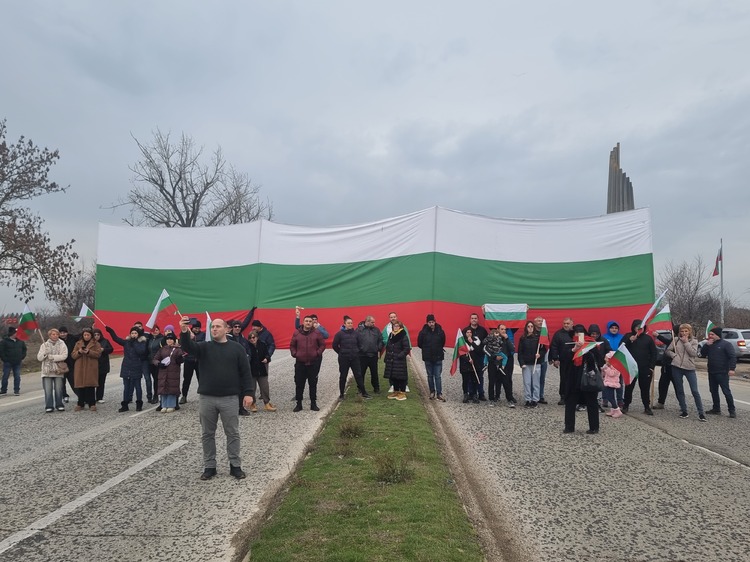uchastniczi v protesta zaradi problemite s vodosnabdyavaneto na pleven blokiraha za kratko glavniya pat sofiya ruse 1 https://netnews.bg/wp-content/uploads/2024/12/uchastniczi-v-protesta-zaradi-problemite-s-vodosnabdyavaneto-na-pleven-blokiraha-za-kratko-glavniya-pat-sofiya-ruse-scaled.jpg