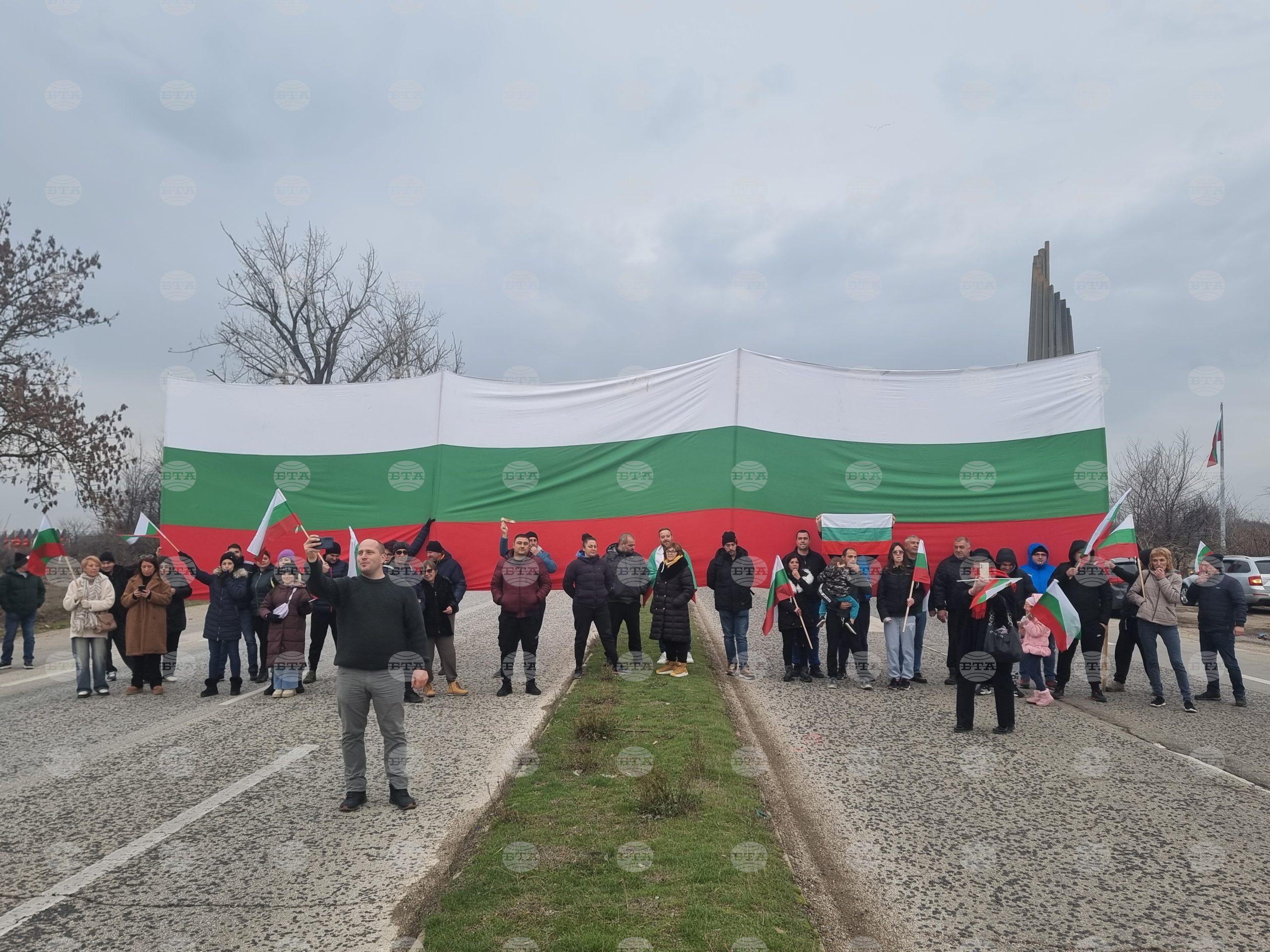 uchastniczi v protesta zaradi problemite s vodosnabdyavaneto na pleven blokiraha za kratko glavniya pat sofiya ruse scaled https://netnews.bg/wp-content/uploads/2024/12/uchastniczi-v-protesta-zaradi-problemite-s-vodosnabdyavaneto-na-pleven-blokiraha-za-kratko-glavniya-pat-sofiya-ruse-scaled.jpg
