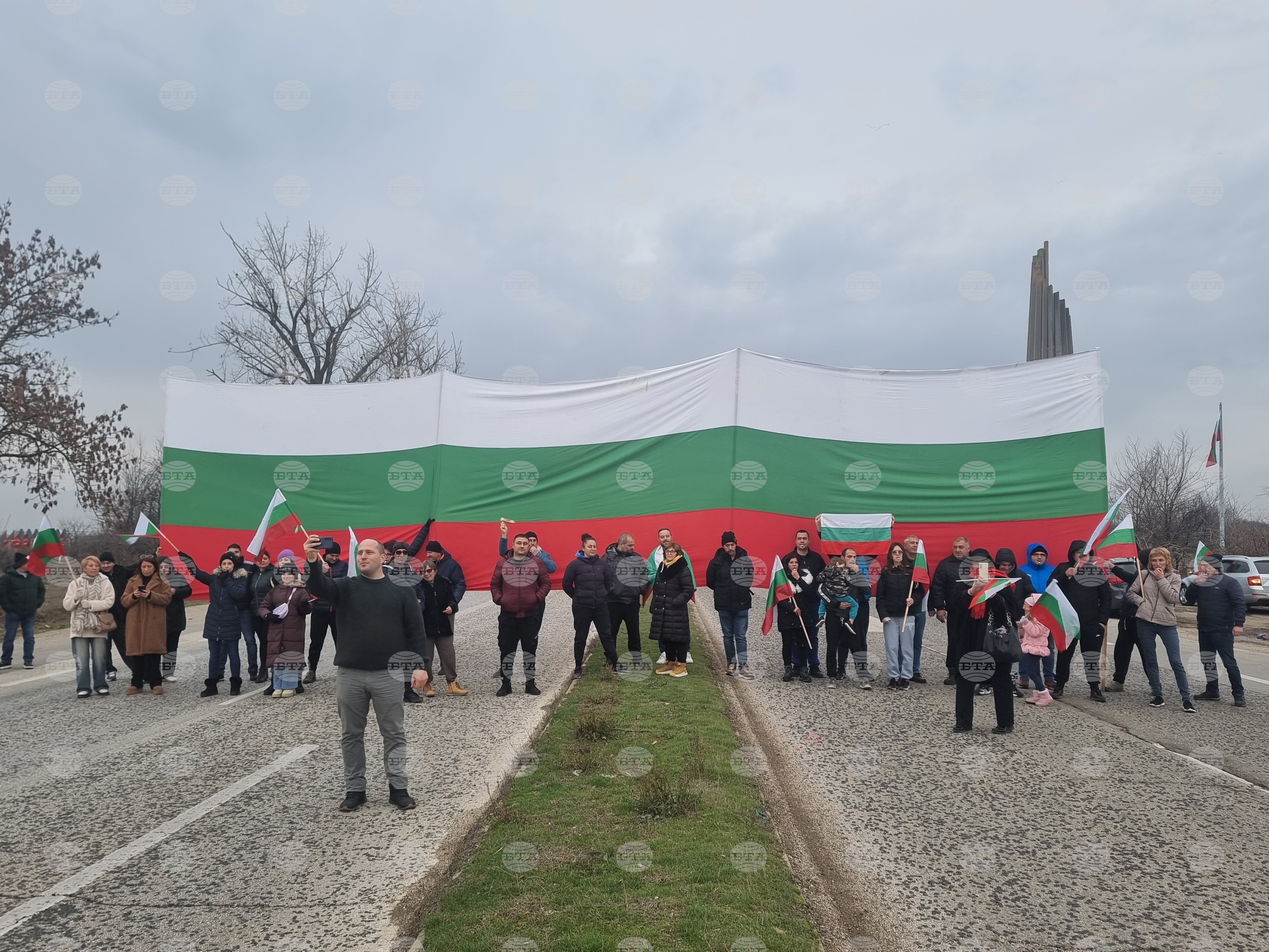 uchastniczi v protesta zaradi problemite s vodosnabdyavaneto na pleven blokiraha za kratko glavniya pat sofiya ruse https://netnews.bg/wp-content/uploads/2024/12/uchastniczi-v-protesta-zaradi-problemite-s-vodosnabdyavaneto-na-pleven-blokiraha-za-kratko-glavniya-pat-sofiya-ruse-scaled.jpg
