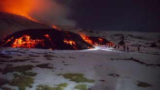 hilyadi turisti se stichat za da vidyat izrigvaneto na etna koeto blokira spasitelnite sluzhbi 2 https://netnews.bg/wp-content/uploads/2025/02/hilyadi-turisti-se-stichat-za-da-vidyat-izrigvaneto-na-etna-koeto-blokira-spasitelnite-sluzhbi-2.jpg