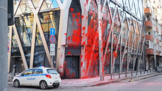 Още трима са задържани за ексцесиите пред сградата на ЕК в София 7 https://netnews.bg/wp-content/uploads/2025/02/osthe-trima-sa-zadarzhani-za-eksczesiite-pred-sgradata-na-ek-v-sofiya-2.jpg osthe trima sa zadarzhani za eksczesiite pred sgradata na ek v sofiya 2 https://netnews.bg/wp-content/uploads/2025/02/osthe-trima-sa-zadarzhani-za-eksczesiite-pred-sgradata-na-ek-v-sofiya-2.jpg