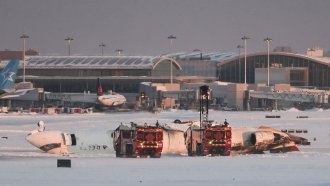 samolet se preobarna pri kaczane v toronto 18 dushi sa raneni 2 https://netnews.bg/wp-content/uploads/2025/02/samolet-se-preobarna-pri-kaczane-v-toronto-18-dushi-sa-raneni-2.jpg