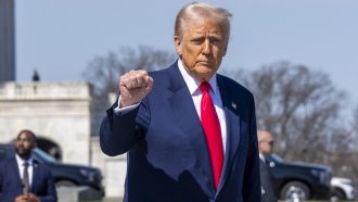 Тръмп заплаши европейския алкохол с 200% мито 1 https://netnews.bg/wp-content/uploads/2025/03/tramp-zaplashi-evropejskiya-alkohol-s-200-mito-2.jpg tramp zaplashi evropejskiya alkohol s 200 mito 2 https://netnews.bg/wp-content/uploads/2025/03/tramp-zaplashi-evropejskiya-alkohol-s-200-mito-2.jpg