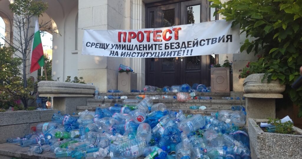 "Течове навсякъде". Защо няма вода в Плевен според протестиращите 6 https://netnews.bg/wp-content/uploads/2025/08/techove-navsyakade-zastho-nyama-voda-v-pleven-spored-protestirasthite-2.jpg techove navsyakade zastho nyama voda v pleven spored protestirasthite 2 https://netnews.bg/wp-content/uploads/2025/08/techove-navsyakade-zastho-nyama-voda-v-pleven-spored-protestirasthite-2.jpg